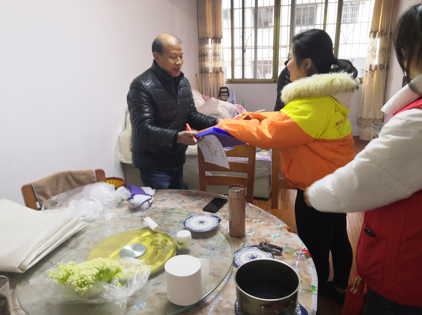 【东门社区社工室】“幸福来敲门，‘鼠’你最阳光”新春探访送祝福活动-3