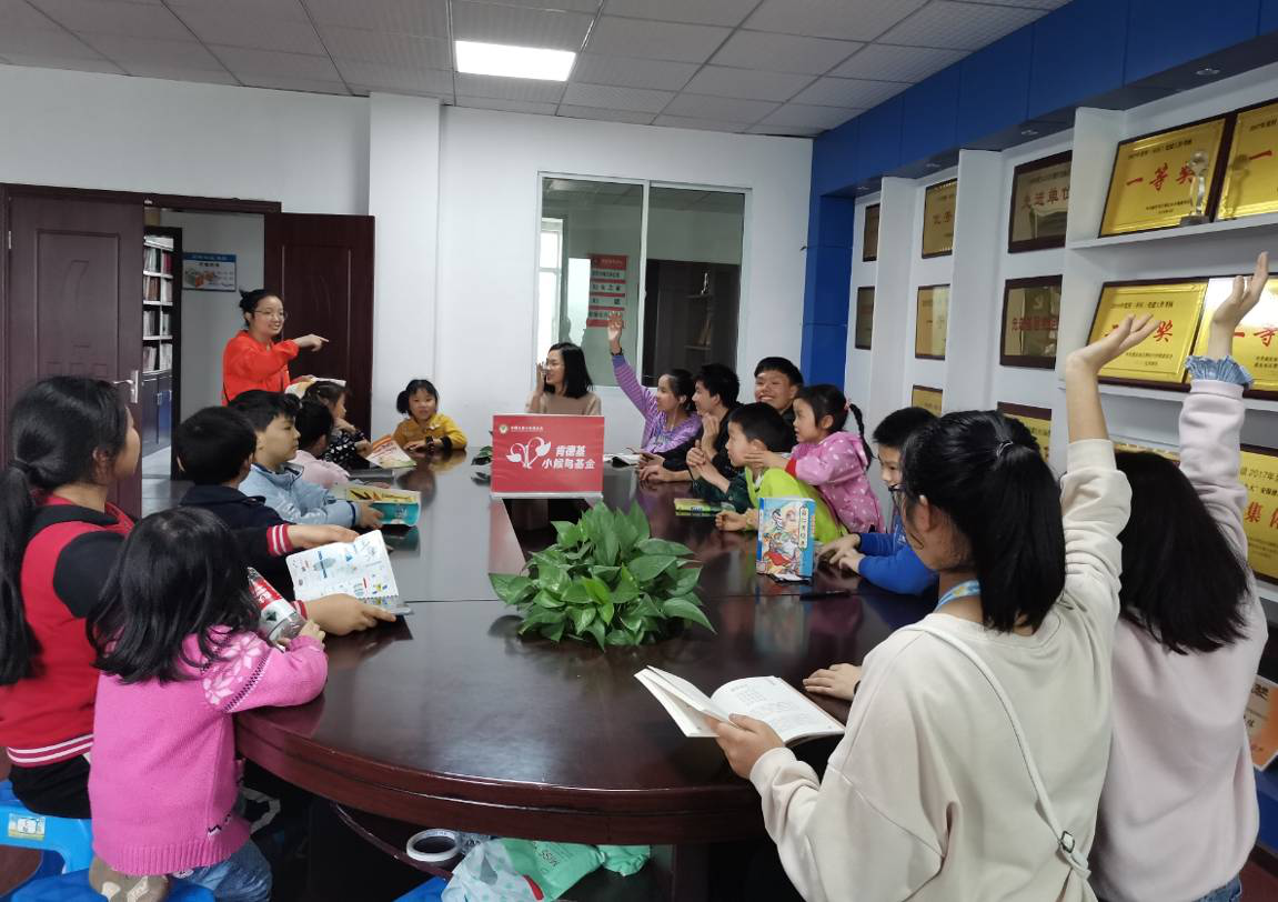 石坝社区“小候鸟图书角”阅读活动-1