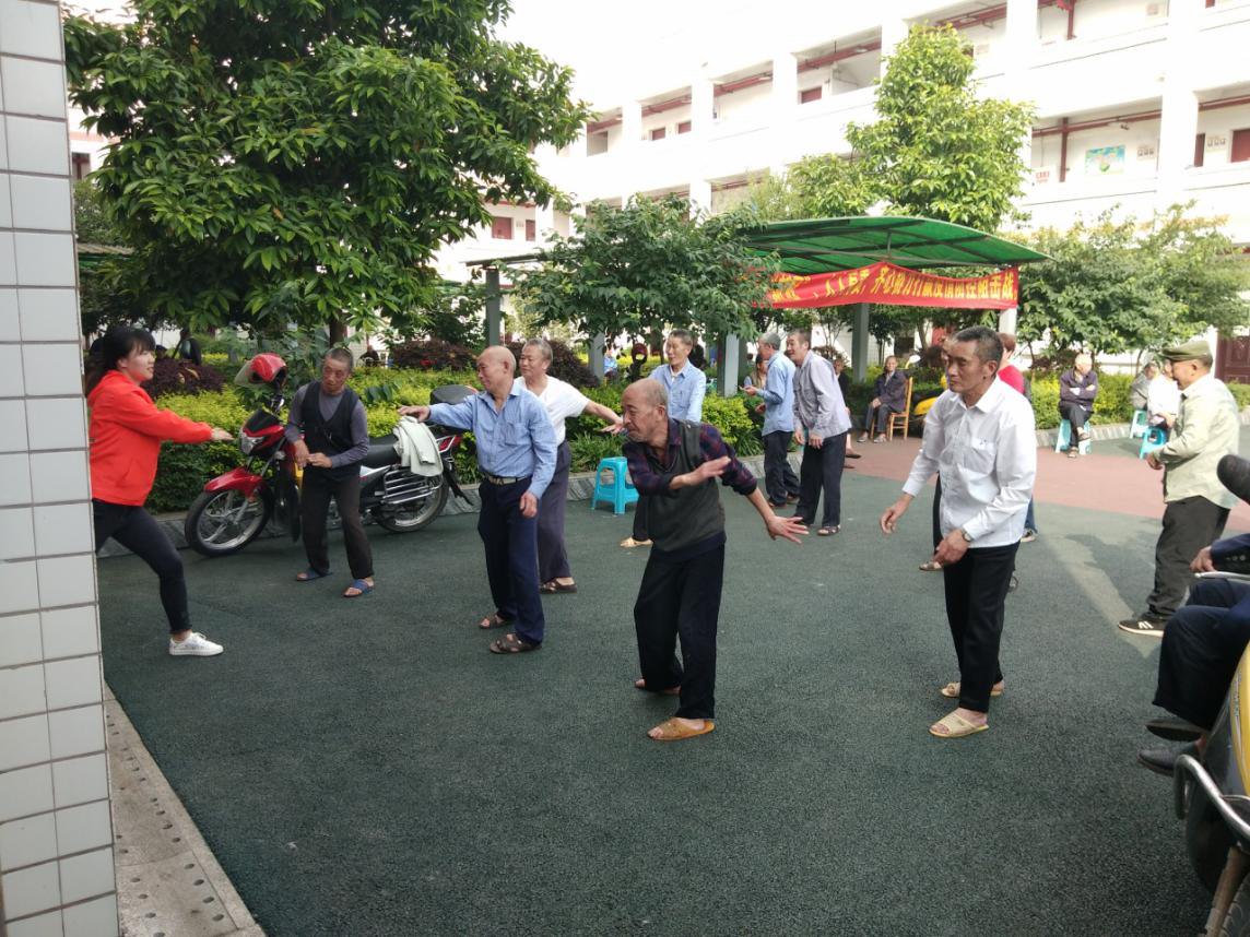 “阳光社工走进敬老院”-2