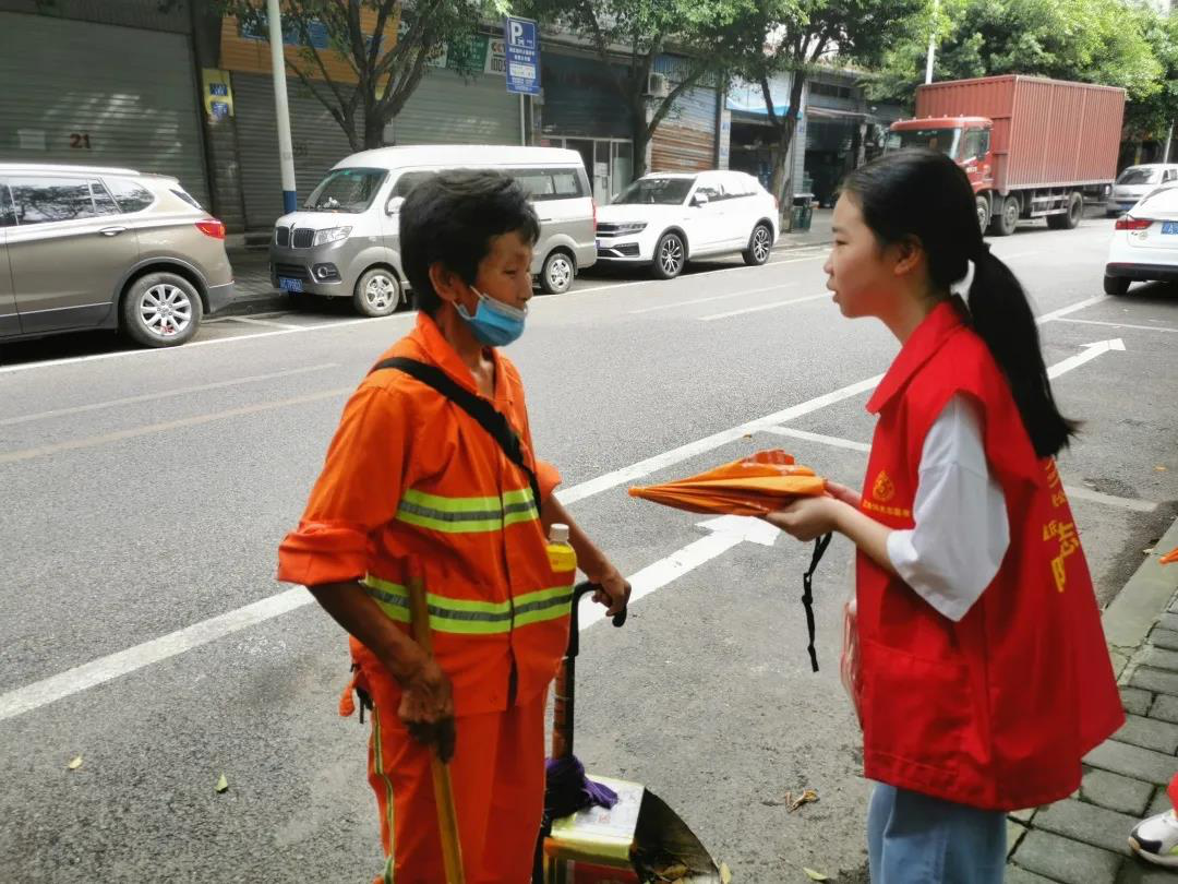 “为环卫工人撑起爱心伞”活动-3