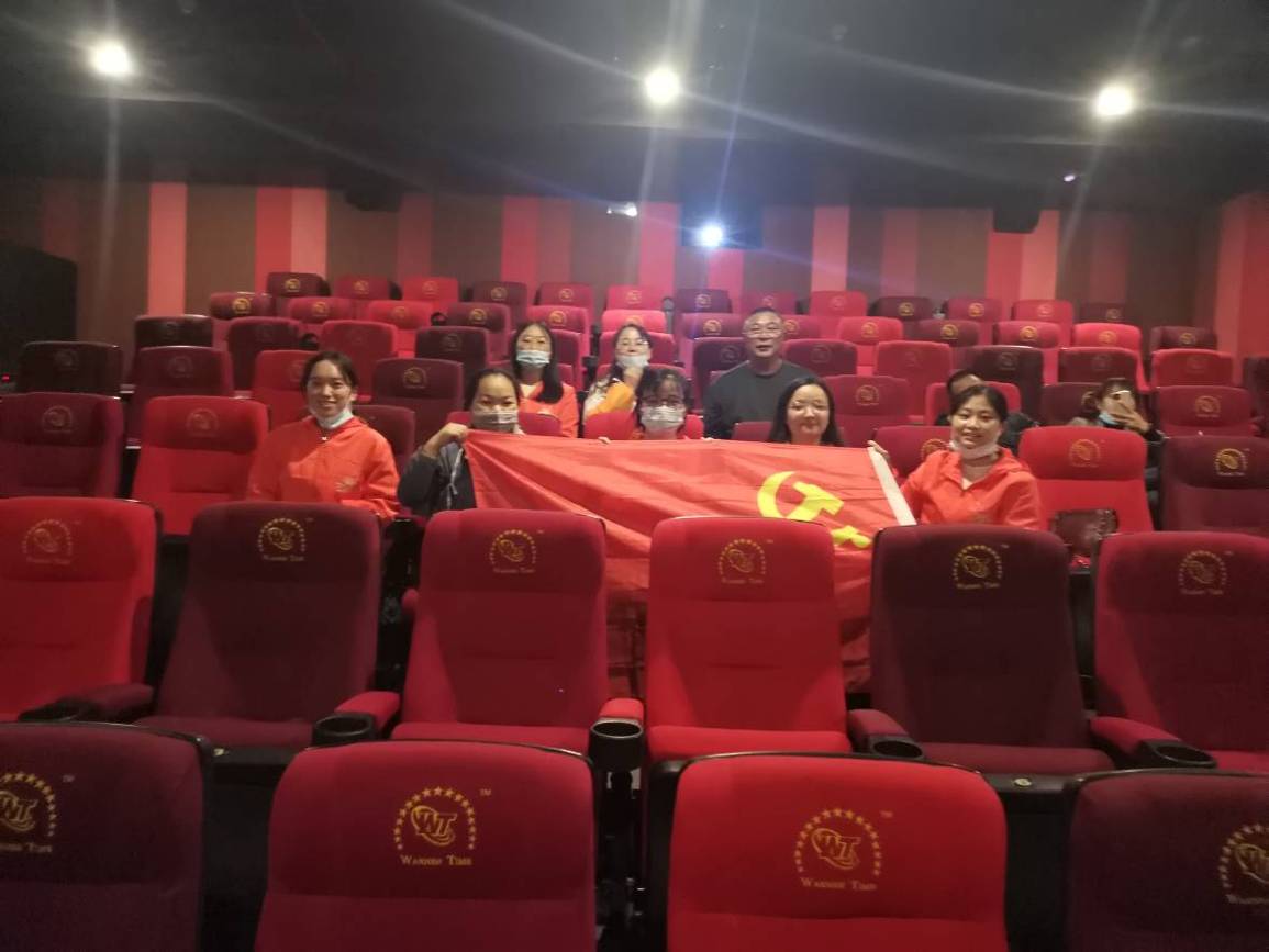 阳光社工党支部组织观影《我和我的家乡》-1