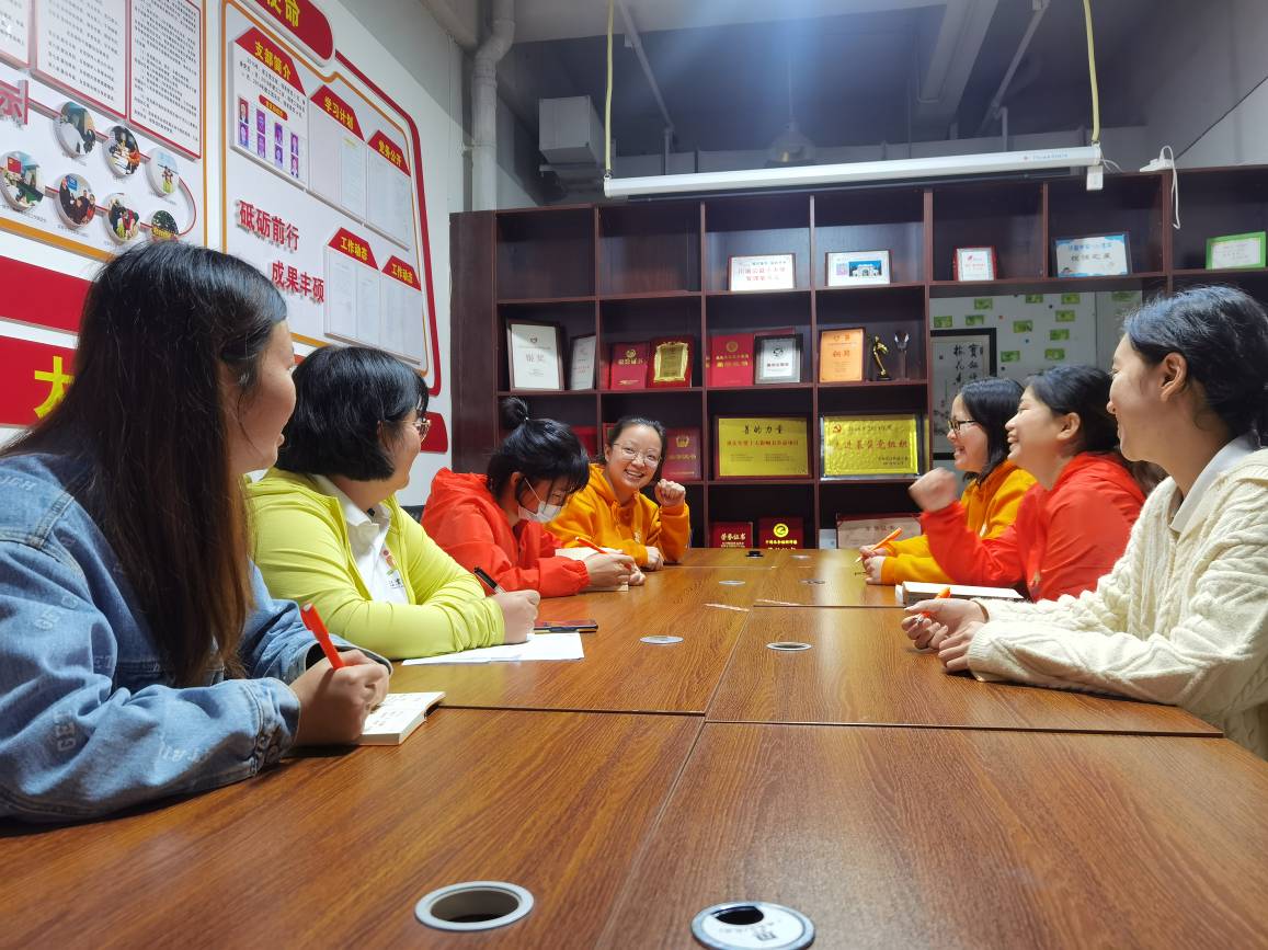 阳光社工党支部组织观影《我和我的家乡》-2