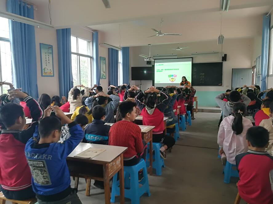 第二届“阳光童年”预防儿童欺凌和暴力项目 梯子小学上课啦-3