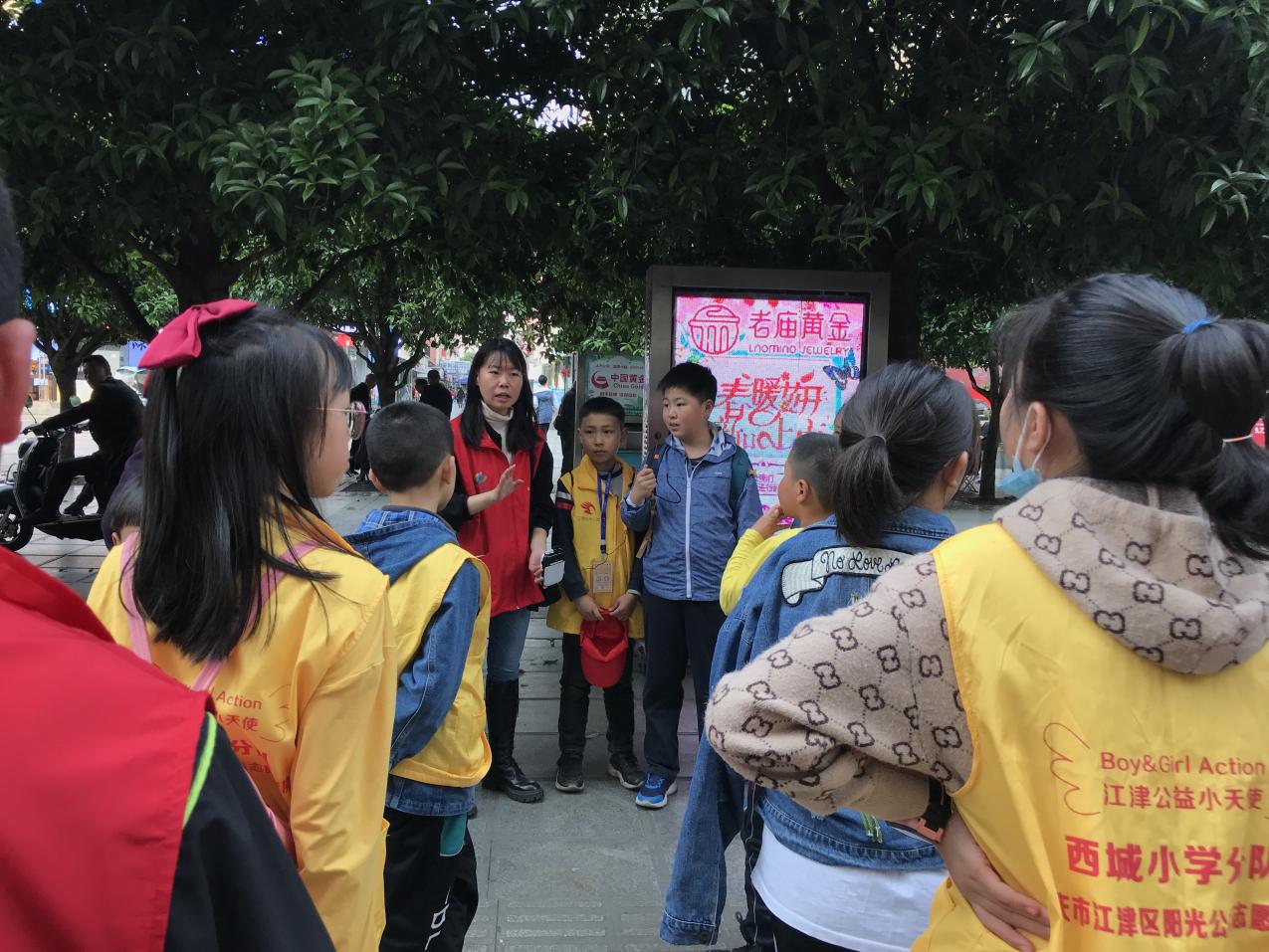 “安全常伴 携爱同行”爱心义卖活动-4