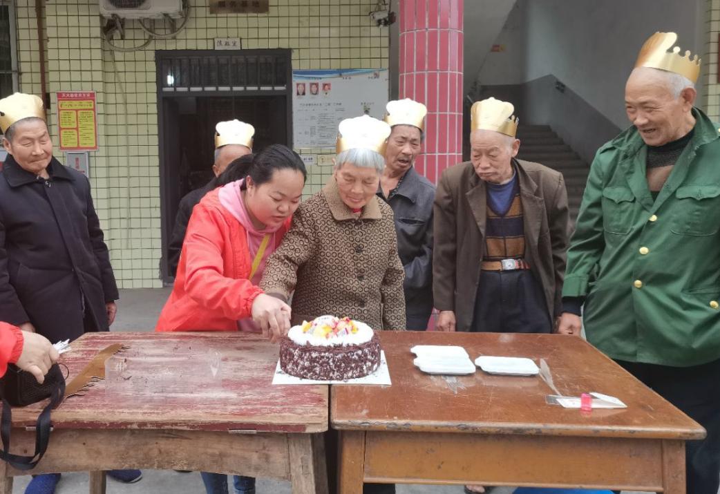 “彩绘手工帽，敬老一家亲” ——五保老人集体生日会-3