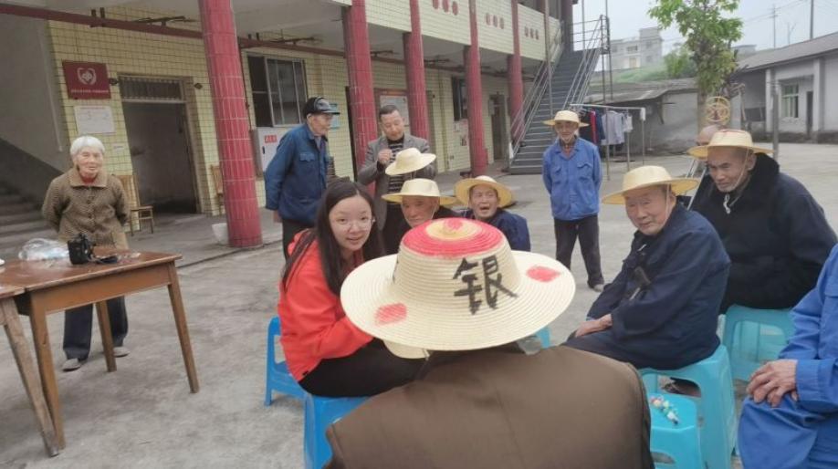 “彩绘手工帽，敬老一家亲” ——五保老人集体生日会-4